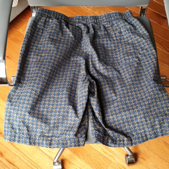 GAP Woven Shorts - Picture 2 of 4